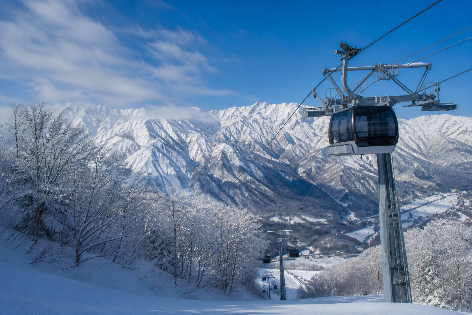 新幹線の車内から雪景色を望む旅のイメージ