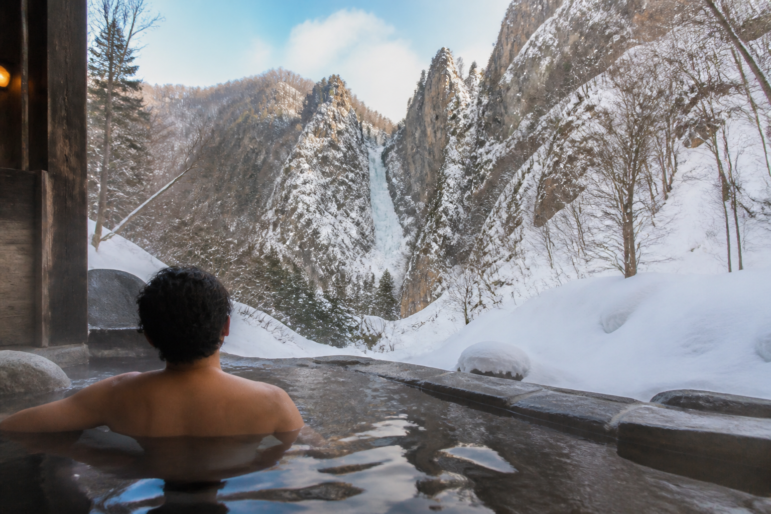 森に囲まれた露天風呂のイメージ