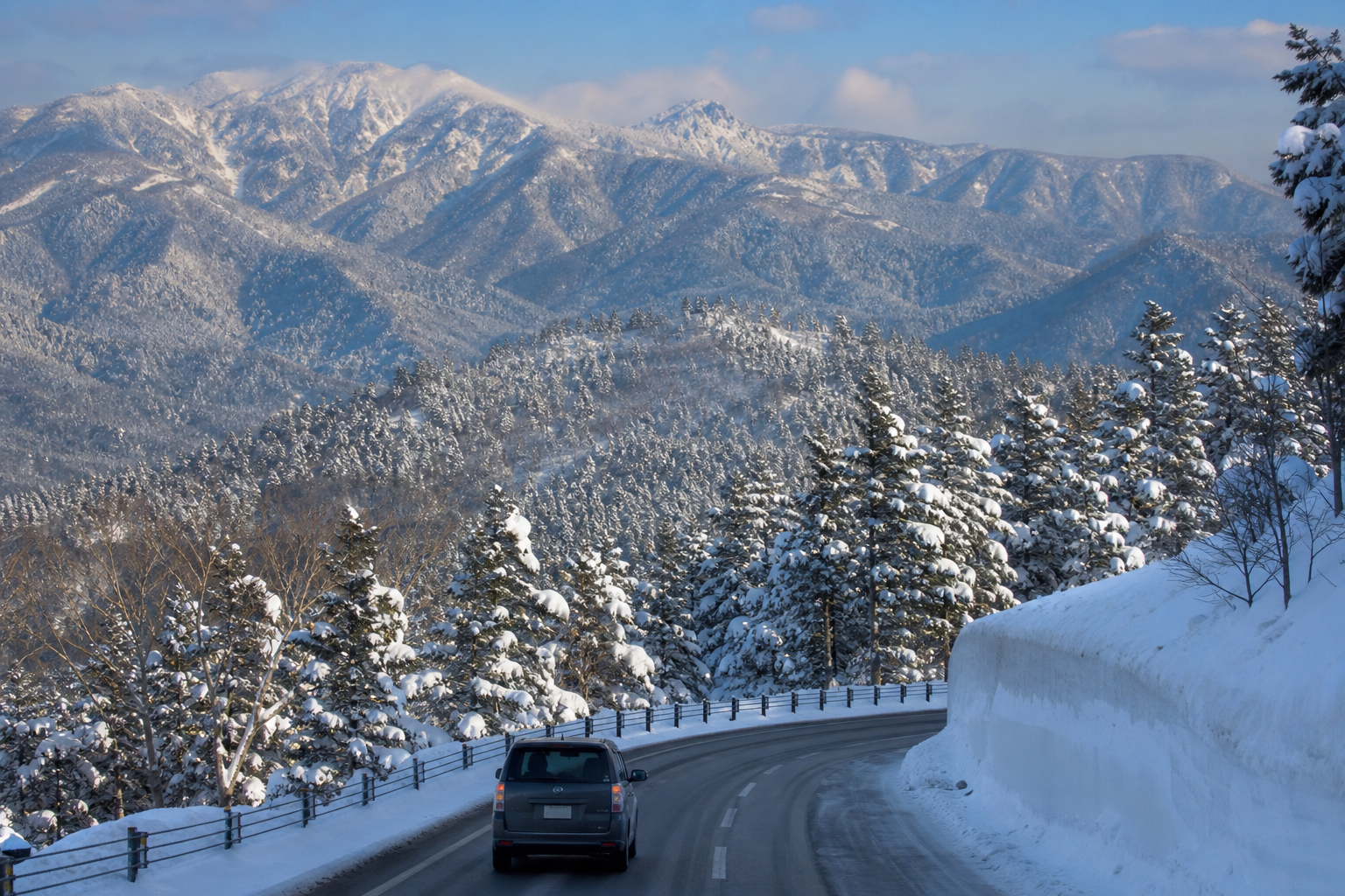 東北新幹線の車内から雪景色を望む旅のイメージ