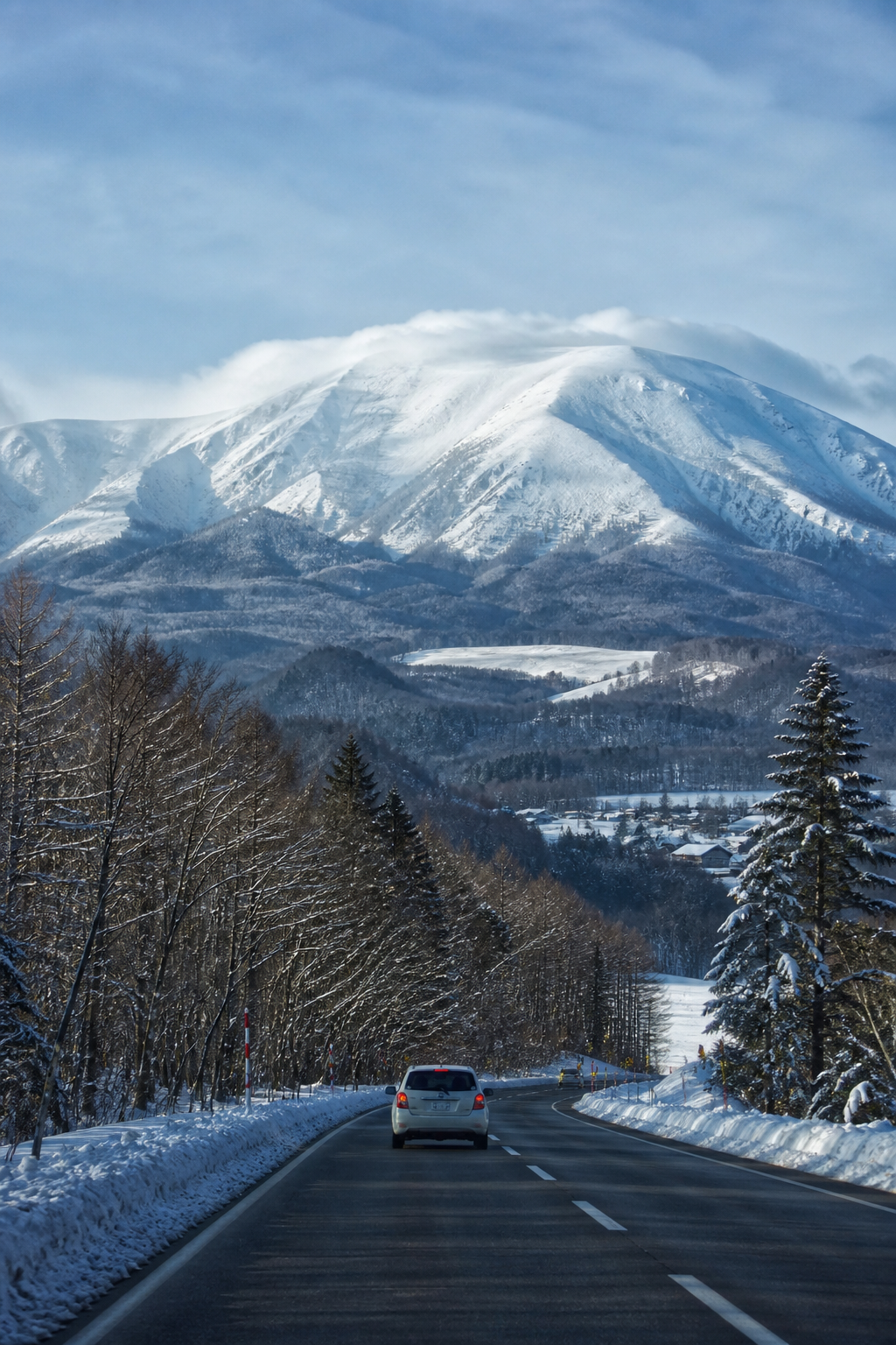 東北新幹線の車内から雪景色を望む旅のイメージ