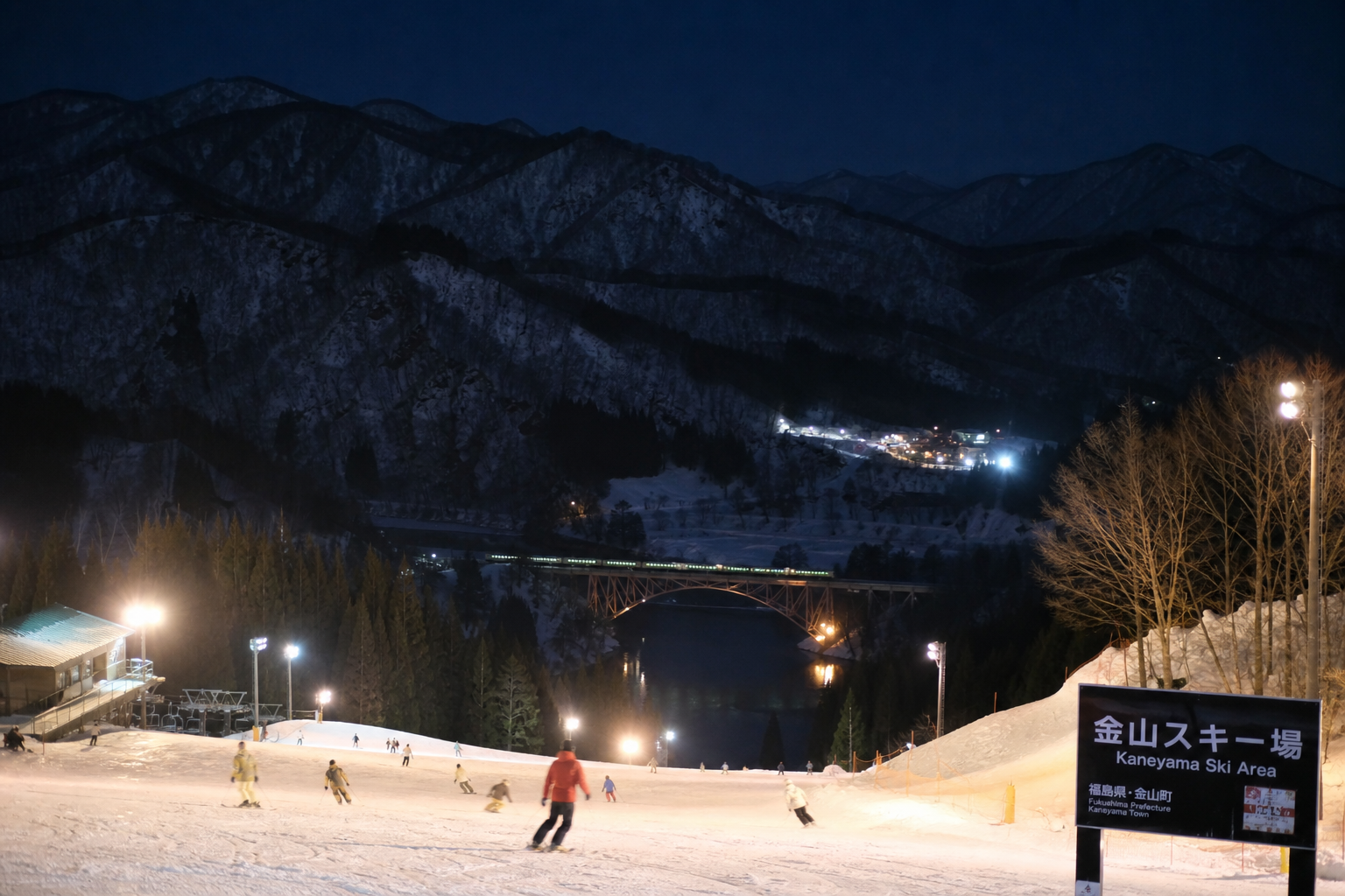 照明に照らされたナイターゲレンデ——夕方からの滑走