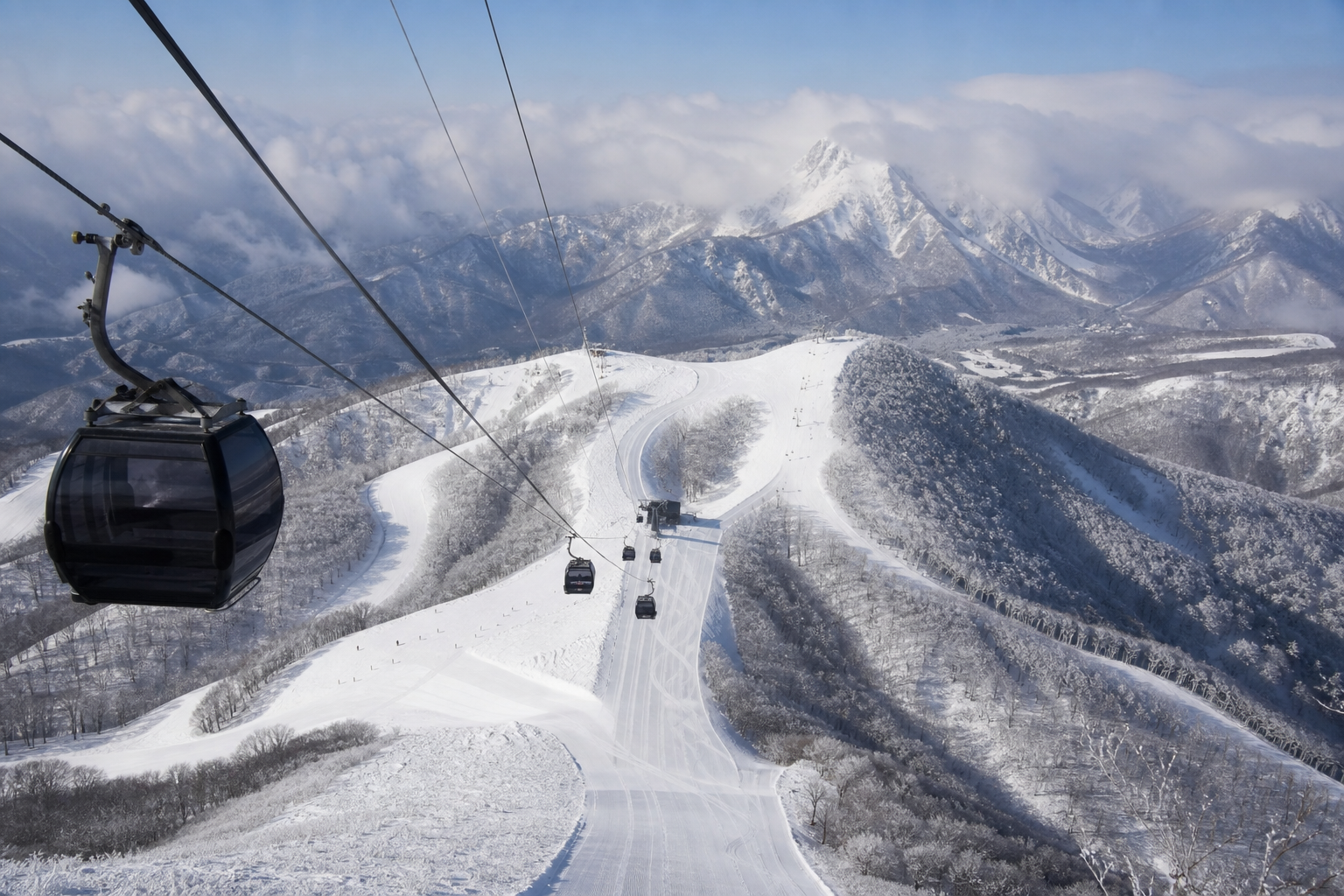 新幹線の車内から雪景色を望む旅のイメージ